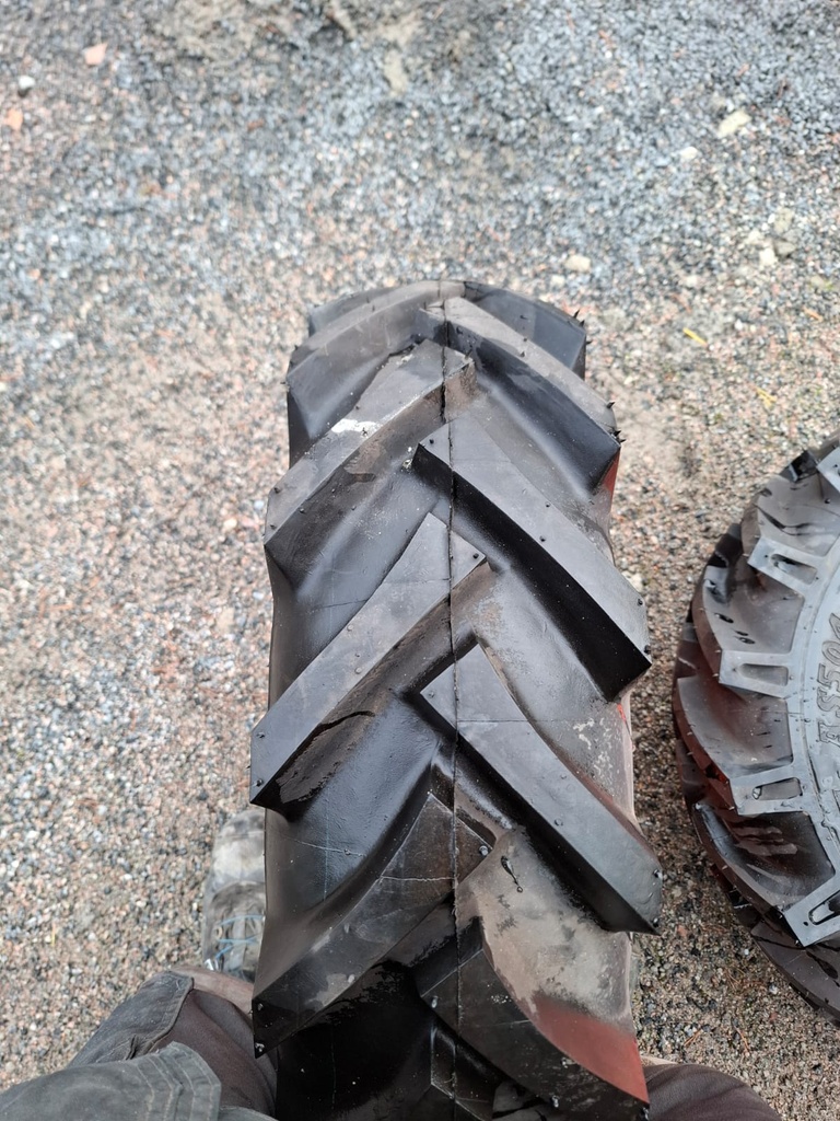 7.50R16 100A8 Kleber Super Vigne Ajamaton Vanteella jako: 8x203 keskireikä: 153mm KUBOTA (kopio)