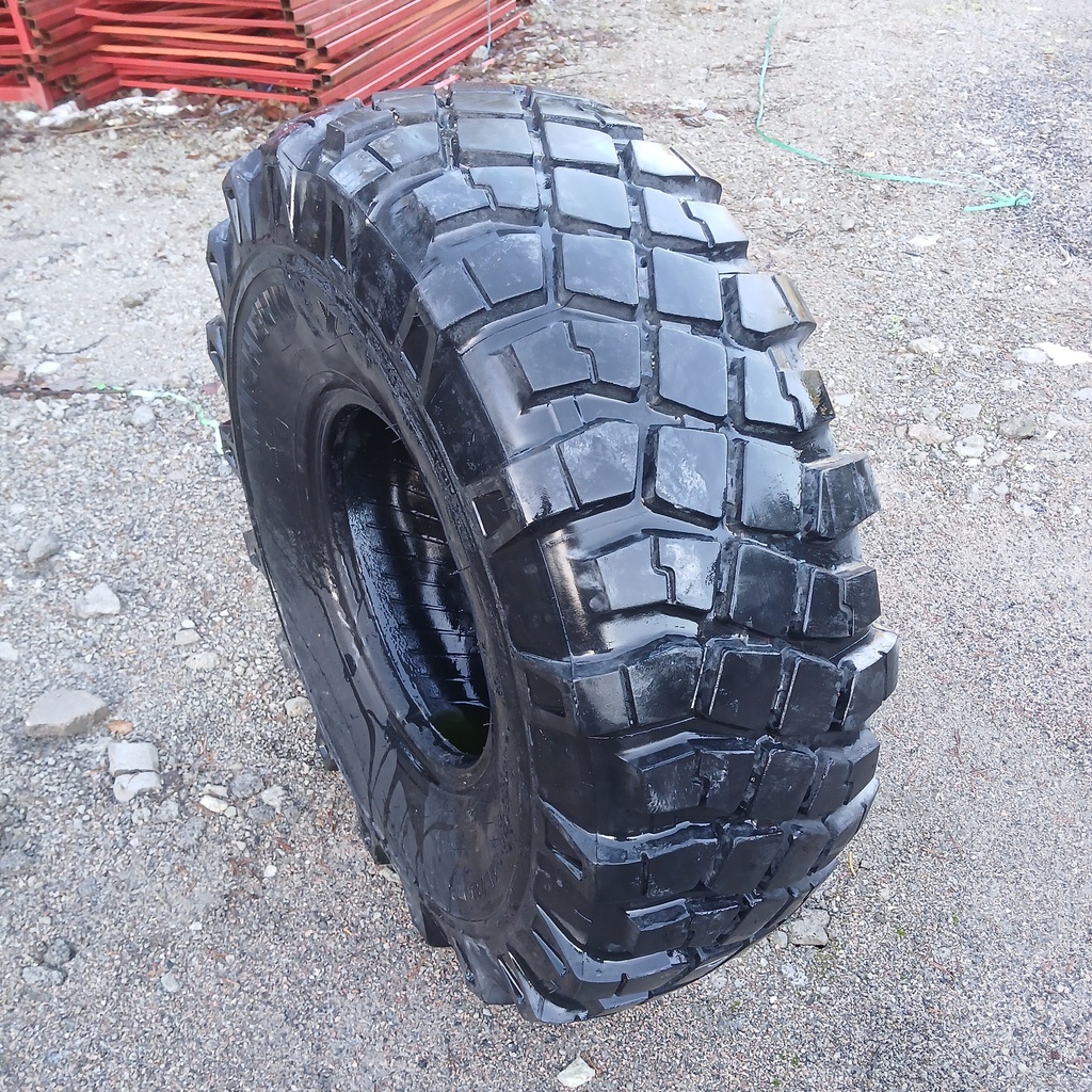 325/85R16 137J MICHELIN XML Käytetty pintaa ~15mm